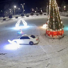 У повредившего новогоднюю фигуку на площади в Заводском дрифтера забрали машину