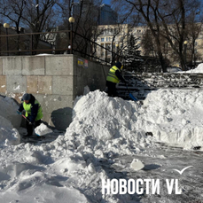 Сугробы, тропинки и дворники – Владивосток приходит в себя после осадков (ФОТО)