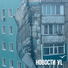 С дома на Карбышева сильным ветром сорвало обшивку фасада высотой в четыре этажа