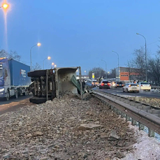 Под Артёмом у грузовика отвалился прицеп со скальником  повредило четыре машины
