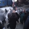 Когда калитку открыли, люди побежали. Фото смазанные, потому что наша читательница тоже спешила в вагон — newsvl.ru