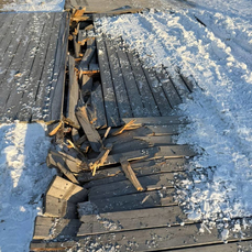 Грузовик колёсами раздавил деревянный настил пляжа на Татарской (ФОТО)