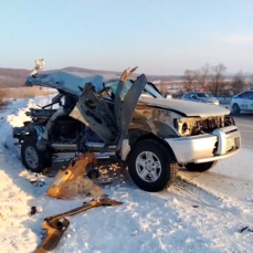 В Приморье столкнулись &laquo;Урал&raquo; и Prado  водитель внедорожника погиб