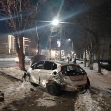 Toyota Aristo &laquo;столкнула&raquo; с дороги Honda Fit в Артёме, пострадал один человек