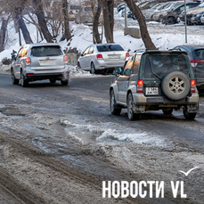 Течь на Днепровской разрушает новенький асфальт (ФОТО; ВИДЕО)