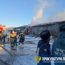 В Находке загорелся овощной склад, огонь локализовали на площади 350 квадратных метров