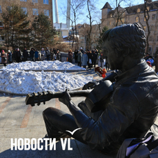 Десятки горожан собрались в Театральном сквере отметить день рождения Владимира Высоцкого