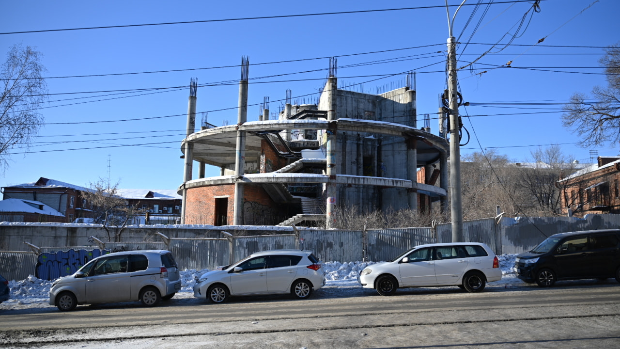 Пора сносить: оживление началось возле знаменитого офисного долгостроя на Шеронова (ФОТО)