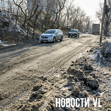 На Калинина около школы № 32 из-за порыва вода залила дорогу – течь ищут специалисты Примводоканала (ФОТО, ВИДЕО)