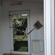 Во Владивостоке нашли школьников, которые разгромили магазин и сломали палец продавцу