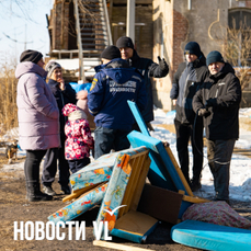 В пристройке к сгоревшему дому на Всеволода Сибирцева живёт многодетная семья, которая давно ждёт квартиру (ФОТО; ВИДЕО)