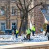 Бригады работают ежедневно, но в городе до сих пор много заледенелых тротуаров — newsvl.ru