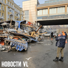 На Луговой сносят незаконный торговый павильон с кафе и цветочным магазином – он стоял здесь более 20 лет (ФОТО; ВИДЕО)