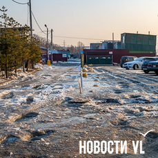 За несколько дней ручей на Нейбута создал ледяное озеро у многоэтажек (ФОТО)