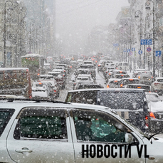 Послеобеденный снег укрыл улицы Владивостока (ФОТО)