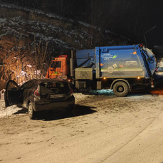 Ночью во Владивостоке легковушка врезалась в мусоровоз  трое пострадали