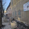 Скорее всего, позже на землю около фасада поставят деревянные леса с козырьком для безопасности проходящих пешеходов — newsvl.ru