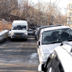 Припаркованные вдоль дороги у Тысячекоечной больницы машины планируют увозить на эвакуаторах