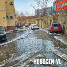 В районе Шилкинской вода заливает дорогу к школе и дворы жилых домов – на место выехала аварийная бригада Примводоканала (ФОТО, ВИДЕО)