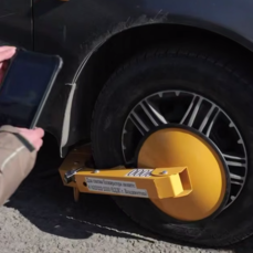 Блокираторы колёс начали применять во Владивостоке на платных парковках (ВИДЕО)