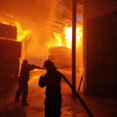 Производственный цех с пиломатериалами сгорел в Дальнереченске 