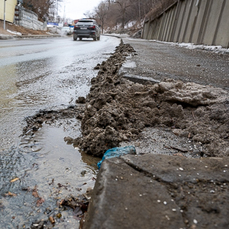По улице Вострецова уже две недели бежит вода из канализационного люка (ФОТО)