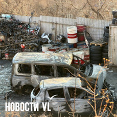 Две машины сгорели вечером на территории автосервиса на Тунгусской 