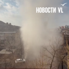 На Адмирала Юмашева прорвало трубу – фонтан поднимается выше пятиэтажек (ВИДЕО)