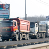 Самосвалы отстаиваются у заправки возле поворота на Прохладное. У одного из них рамка скрывает часть номера — newsvl.ru