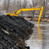 Экскаватор с длинной стрелой может дотянуться до противоположного берега — newsvl.ru