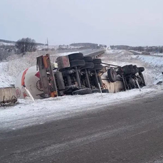 Движение на трассе в Приморье перекрывали из-за перевернувшегося газовоза