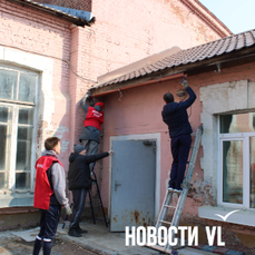 Волонтёры помогли навести порядок у здания благотворительной организации для инвалидов во Владивостоке