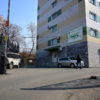 На Черёмуховой постоянно поднимается и опускается шлагбаум, пропуская такси — newsvl.ru