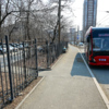 Оставить машину возле калитки не получится – здесь остановка автобуса — newsvl.ru