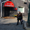 Пациентов обычно высаживают у шлагбаума и едут искать свободное место во дворах — newsvl.ru