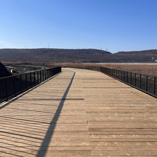 К велодорожке на Русском острове пристроили деревянный мост и готовят основание под знак Нулевого километра