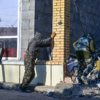 Рабочие ремонтируют здание — newsvl.ru
