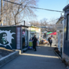 Окружённый павильонами тротуар стал местами очень узким — newsvl.ru