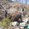 Сухую траву (вроде полыни и прочих сорняков) убирают. Фото: администрация Владивостока — newsvl.ru