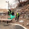 Мелкий мусор собирают граблями. Скамейку тоже, скорее всего, зачистят от маркера. Но зачем её было вообще расписывать? Фото: администрация Владивостока — newsvl.ru
