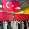 Над вешалками – флаг Турции — newsvl.ru