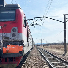 Недалеко от Владивостока столкнулись грузовой поезд и самосвал – обошлось без жертв (ВИДЕО)