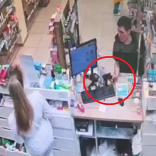 Бездомного, &laquo;вооружённого&raquo; игрушечным пистолетом, задержали во Владивостоке за кражу бинта из аптеки 