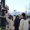Дети забираются на фонарные столбы, чтобы лучше видеть — newsvl.ru