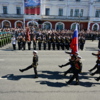 Знамённая группа несёт флаг России и знамя Победы — newsvl.ru