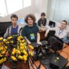 Команда «Центра развития робототехники» между заплывами вместе с аппаратами — newsvl.ru
