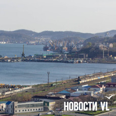 В порту Находка танкер при постановке к причалу повредил бурильное судно