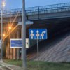 Знак на повороте к низководному мосту. На крайней правой полосе ограничение скорости 30 км/ч — newsvl.ru