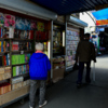 Женщина торгует книгами на рынке  — newsvl.ru