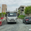 Поперёк дороги разрыли траншею и засыпали её щебнем — newsvl.ru